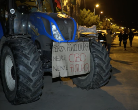 Trattori, mucche e agricoltori in protesta sul lungomare di Sanremo