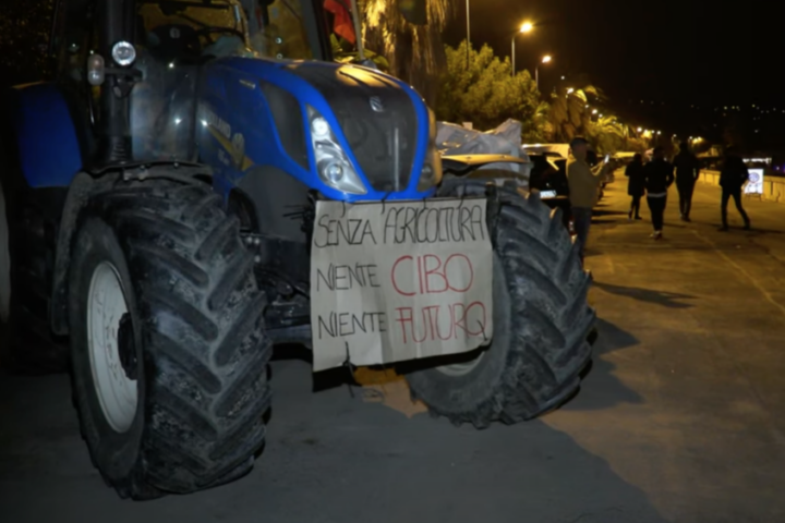 Trattori, mucche e agricoltori in protesta sul lungomare di Sanremo