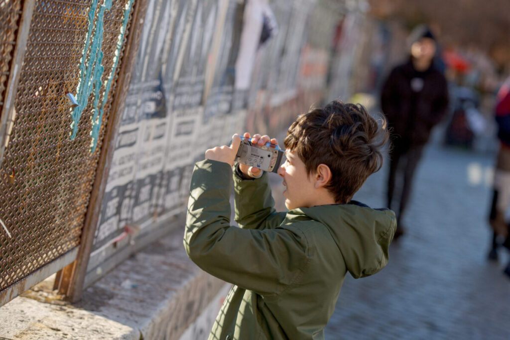 Il Moscerine Film Festival non è solo cinema per bambini. Attento all'inclusività, all'impegno civile e ad accogliere le diversità, comprende anche una serie di laboratori di educazione all'immagine