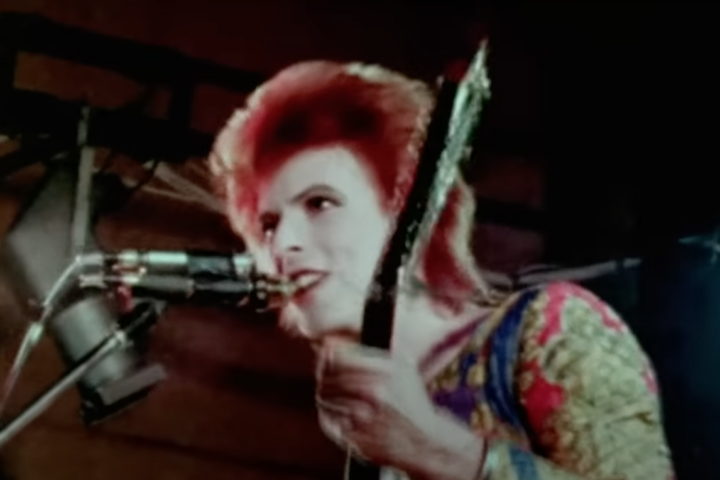 David Bowie in concerto ai tempi di Ziggy Stardust (Foto: You Tube)