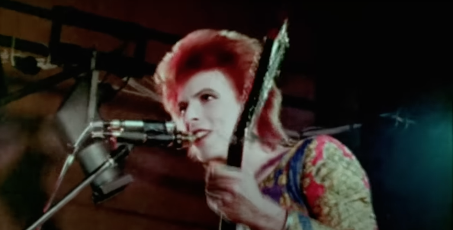 David Bowie in concerto ai tempi di Ziggy Stardust (Foto: You Tube)