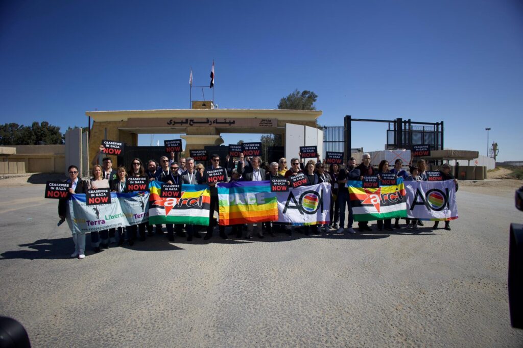 La delegazione italiana composta da 50 tra parlamentari, membri di Ong, associazioni e giornalisti al valico di Rafah (Foto: www.arci.it)