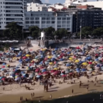 Ipanema e Copacabana, le spiagge simbolo di Rio, si sono riempite di persone, a causa del caldo anomalo (Foto:YouTube)