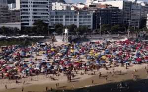 Ipanema e Copacabana, le spiagge simbolo di Rio, si sono riempite di persone, a causa del caldo anomalo (Foto:YouTube)