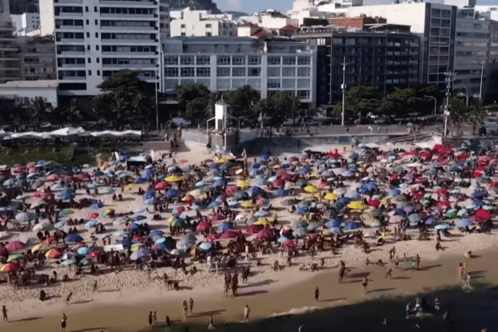 Ipanema e Copacabana, le spiagge simbolo di Rio, si sono riempite di persone, a causa del caldo anomalo (Foto:YouTube)