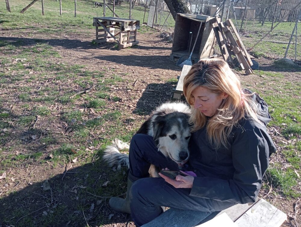 Paola Viglino con Spot, uno dei magnifici ospiti del Rifugio Canile di Bagnaia 