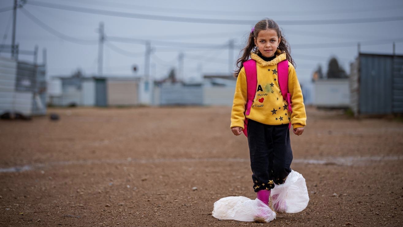 Una bambina in un campo di sfollati siriani