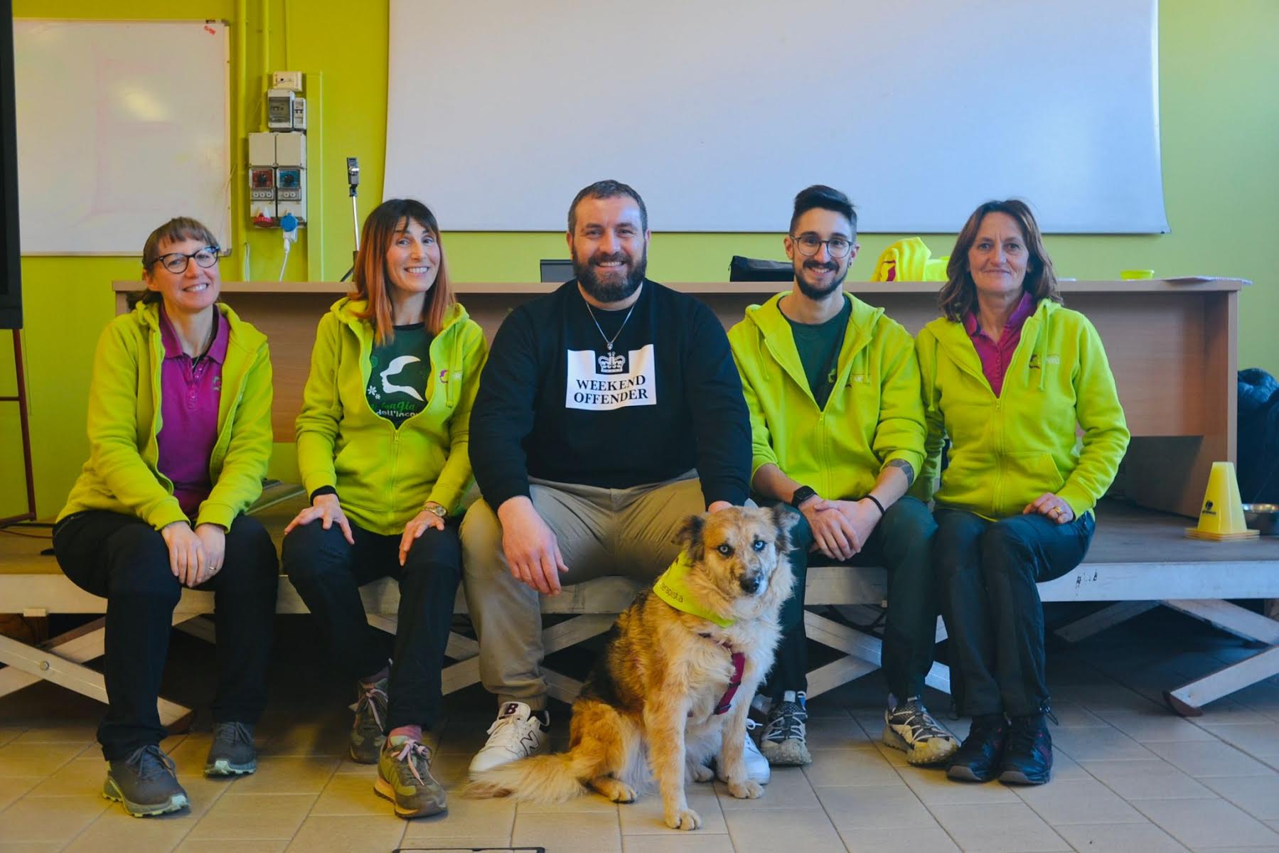 Il team di "Mi fido di te" al completo. Al centro, uno dei protagonisti quadrupedi del progetto