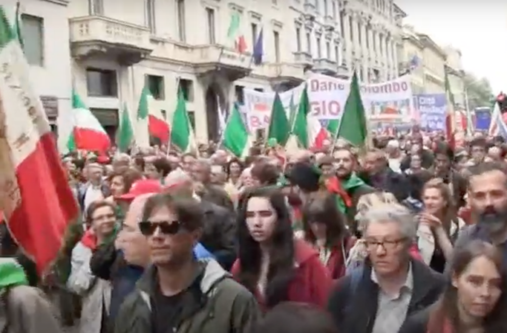 Un corteo per celebrare il 25 aprile a Milano (Foto:YouTube)