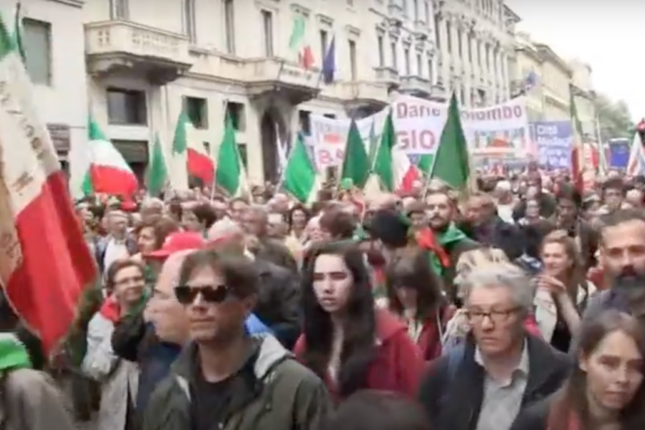 Un corteo per celebrare il 25 aprile a Milano (Foto:YouTube)