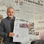 Giuseppe Pipita, direttore de Il Crotonese, mostra l'inserto multilingue Sabir