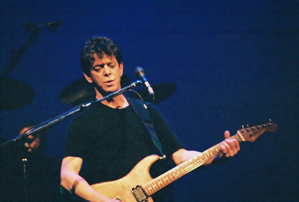 Lou Reed durante un concerto nel 2004. Cantautore, chitarrista, poeta, Reed è stato tra i fondatori dei Velvet Underground (Foto: Wikipedia)