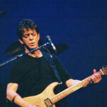 Lou Reed durante un concerto nel 2004. Cantautore, chitarrista, poeta, Reed è stato tra i fondatori dei Velvet Underground (Foto: Wikipedia)