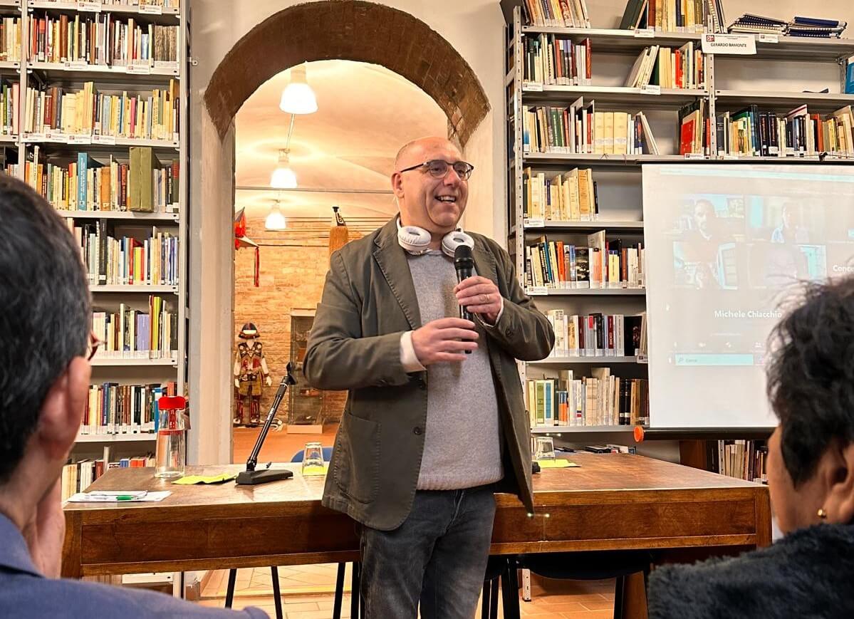 Marco Fratoddi introduce l'incontro con Sergio Bambarén