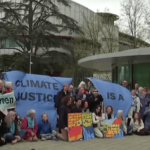 le "Anziane per il clima" e altri manifestanti a Strasburgo