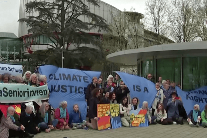 le "Anziane per il clima" e altri manifestanti a Strasburgo