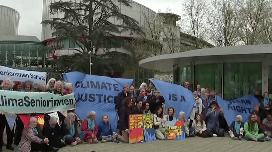 le "Anziane per il clima" e altri manifestanti a Strasburgo