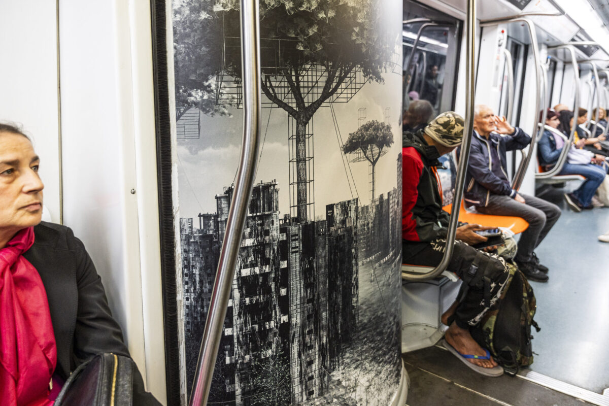 Una delle opere del progetto "Mind the Earth" in un vagone della Metro A di Roma (Foto:Ilaria Lagioia)