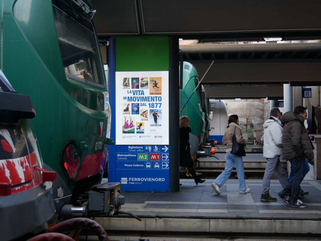 Un'immagine della mostra La vita in movimento in una stazione lombarda