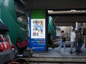 Un'immagine della mostra La vita in movimento in una stazione lombarda