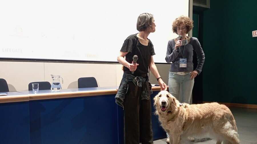 Lo splendido Beau insieme alla regista Claudia Tosi in sala a Cinemambiente 2024