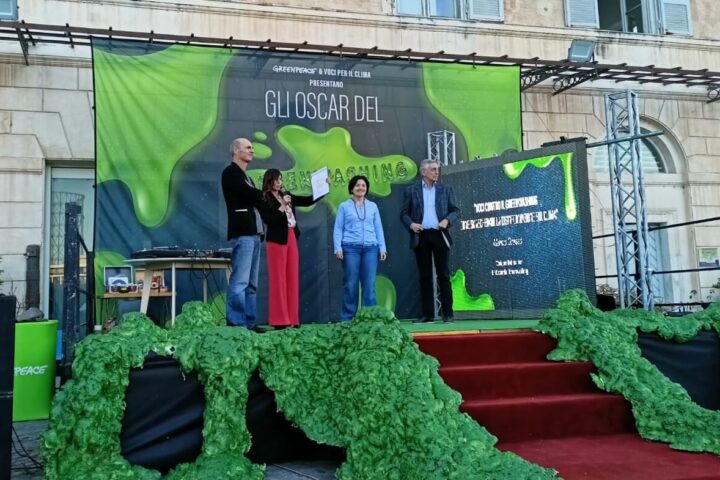 sul palco dell'evento "gli Oscar del Greenwashing" - da sinistra Marco Grasso, Daniela Cipolloni, Letizia Palmisano, Antonello Pasini