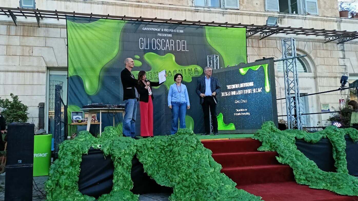 sul palco dell'evento "gli Oscar del Greenwashing" - da sinistra Marco Grasso, Daniela Cipolloni, Letizia Palmisano, Antonello Pasini