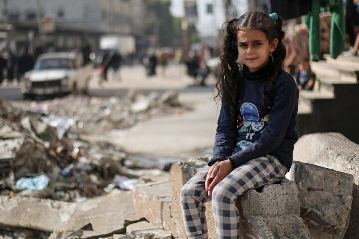 Una bambina in strada, tra le macerie della Striscia di Gaza