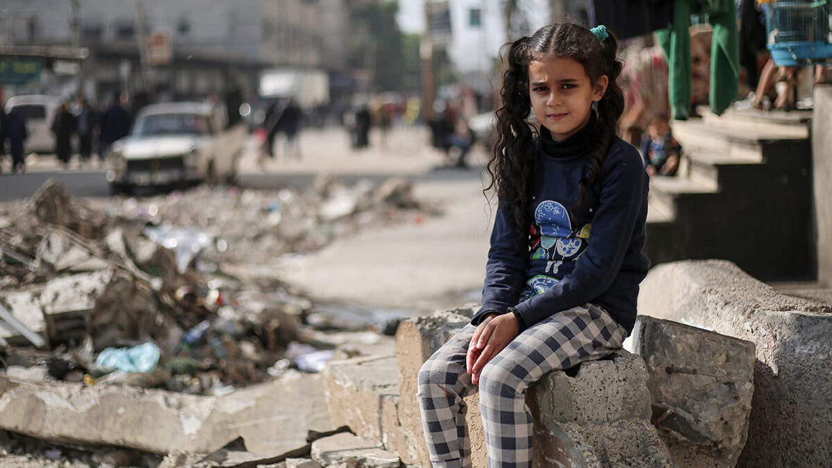 Una bambina in strada, tra le macerie della Striscia di Gaza