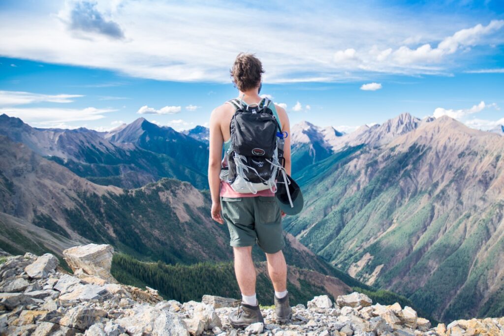 Un ragazzo contempla un paesaggio montano dopo un'escursione