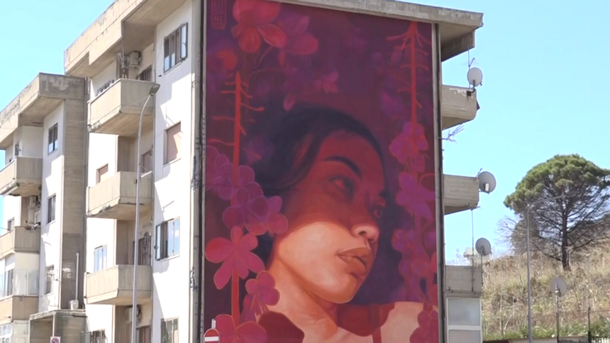 murales raffigurante viso di donna dell'artista Kitsune nel quartiere 300 Alloggi di Crotone