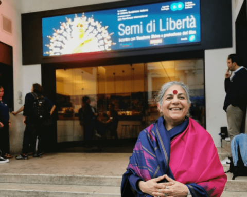 Vandana Shiva davanti al Cinema Troisi di Roma