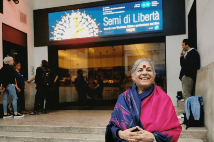 Vandana Shiva davanti al Cinema Troisi di Roma