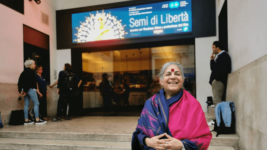 Vandana Shiva davanti al Cinema Troisi di Roma