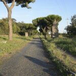 La Via Appia, "Regina Viarum" per gli antichi romani, fu costruita per collegare Roma a Capua, e prolungata fino a Benevento, Venosa, Taranto e Brindisi, diventando testa di ponte verso la Grecia e l’Oriente