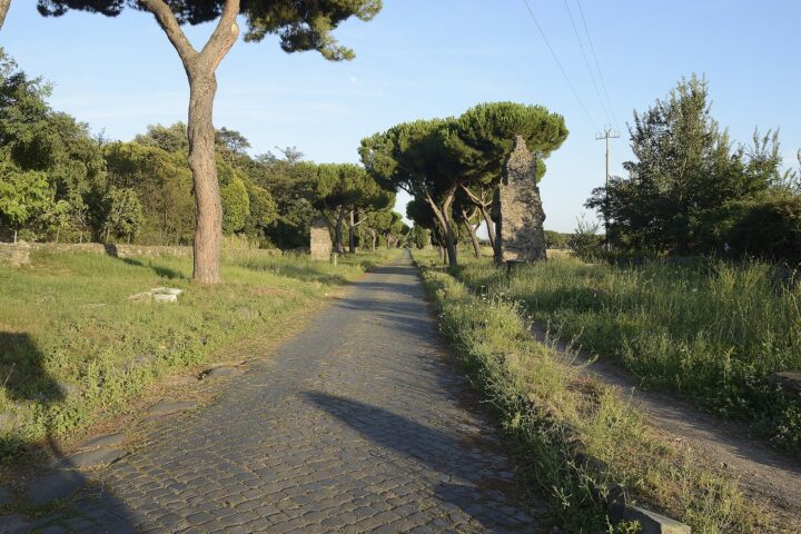 La Via Appia, "Regina Viarum" per gli antichi romani, fu costruita per collegare Roma a Capua, e prolungata fino a Benevento, Venosa, Taranto e Brindisi, diventando testa di ponte verso la Grecia e l’Oriente