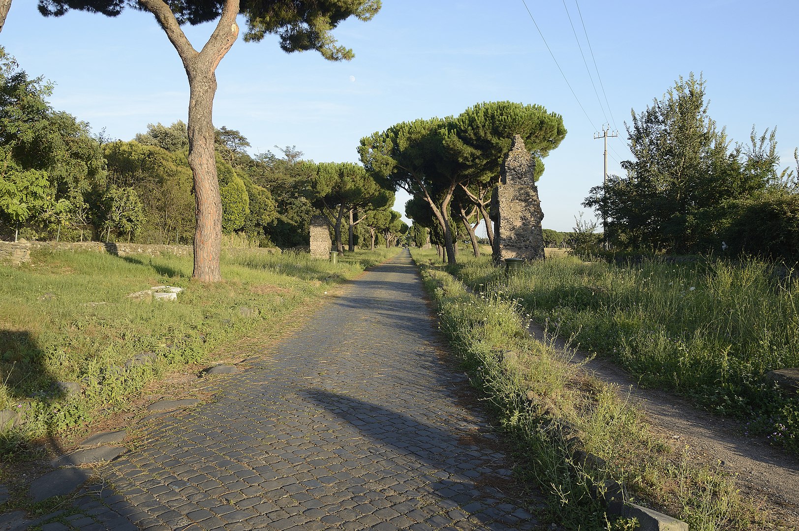 La Via Appia, "Regina Viarum" per gli antichi romani, fu costruita per collegare Roma a Capua, e prolungata fino a Benevento, Venosa, Taranto e Brindisi, diventando testa di ponte verso la Grecia e l’Oriente