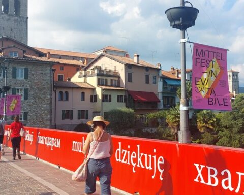 Manifesto del Mittelfest sul ponte di Cividale del Friuli