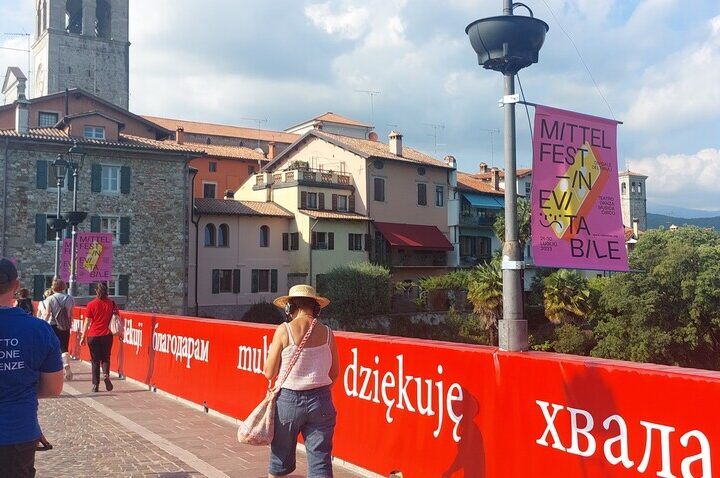 Manifesto del Mittelfest sul ponte di Cividale del Friuli