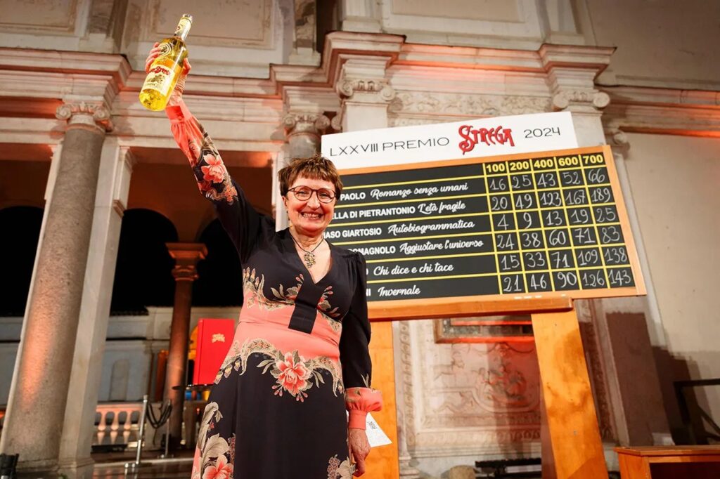 Donatella Di Pietrantonio riceve il Premio Strega 2024 (Foto: Musa/Premio Strega)