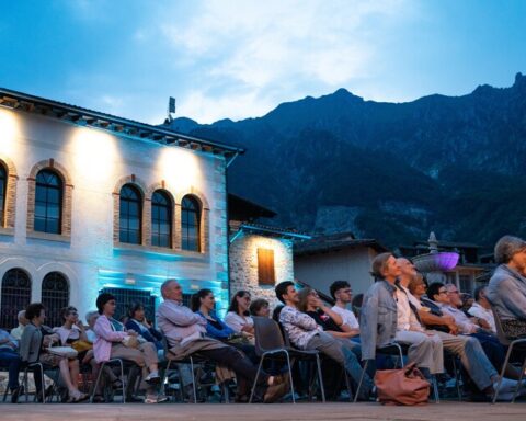 Spettatori seduti all'aperto a Poffabro, in Val Colvera (PN)