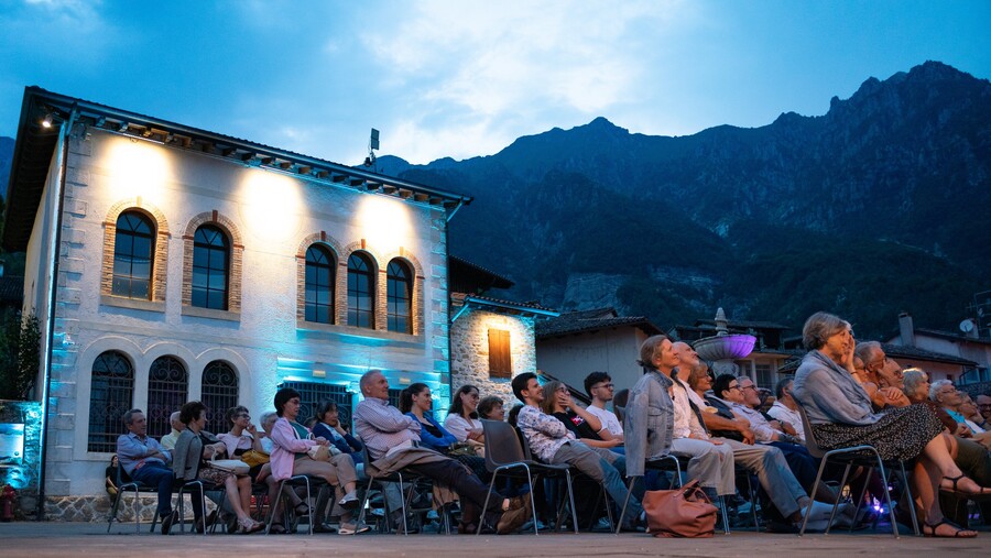 Spettatori seduti all'aperto a Poffabro, in Val Colvera (PN)