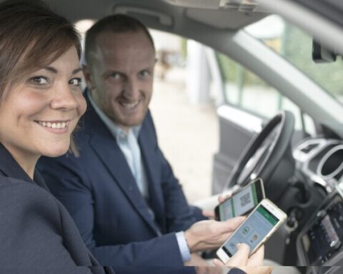 due persone dentro auto in carpooling
