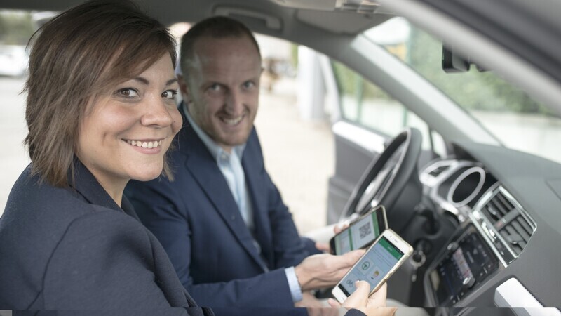 due persone dentro auto in carpooling