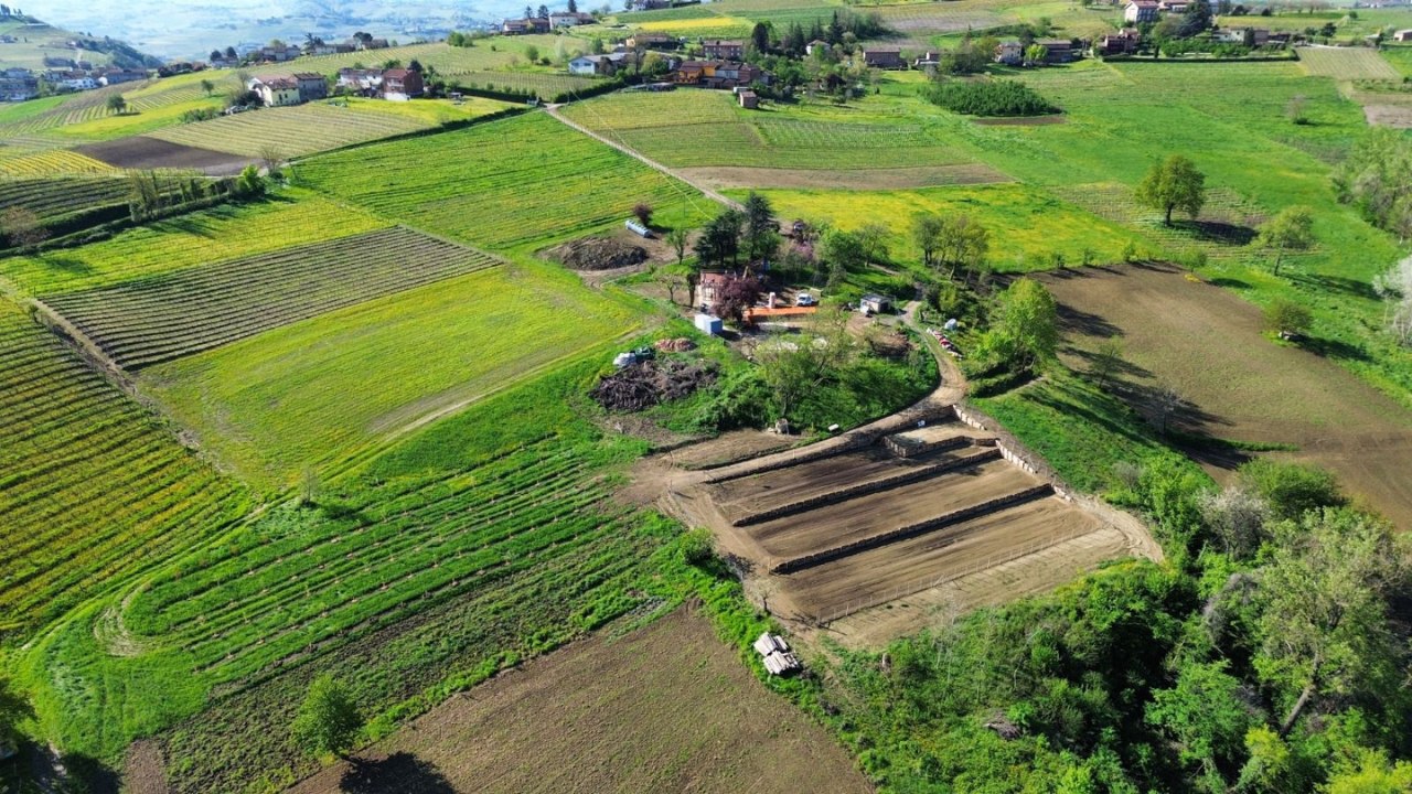 Vista sul terreno dell'associazione Zen Bodai Dojo, a Costigliole d'Asti