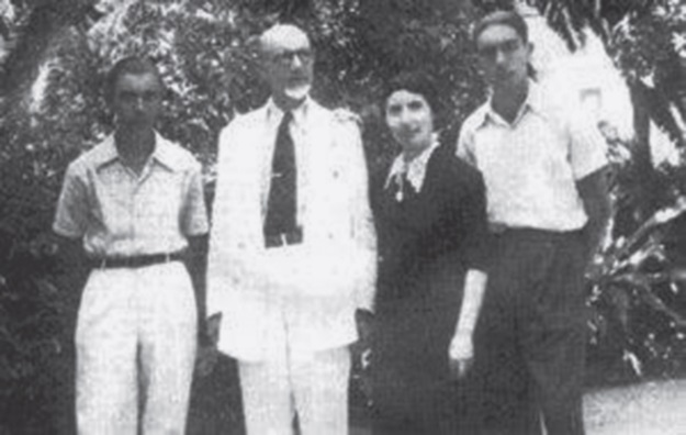 La famiglia Calvino nel 1941: Italo e Floriano insieme ai genitori a Villa Meridiana (Foto: Wikipedia)