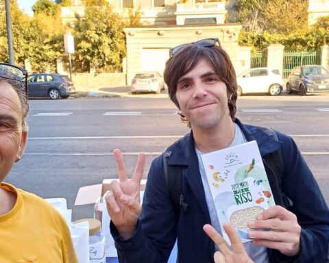 Soci e volontari del Progetto Itaca Roma a un banchetto della campagna "Tutti Pazzi per il Riso"