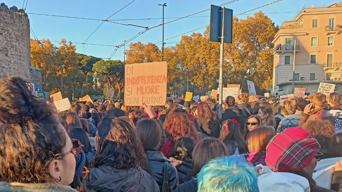 La partenza della manifestazione contro la violenza di genere a Roma, sabato 23 novembre