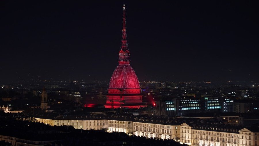 La Mole Antonelliana di Torino illuminata di rosso per il GivingTuesday 2023