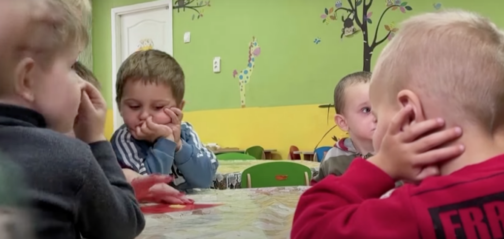 Bambini in una casa rifugio in Ucraina (Foto: YouTube)